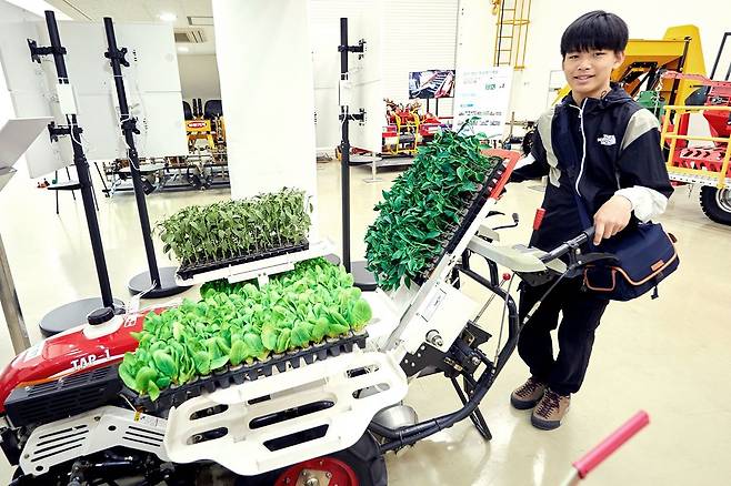 정우빈 학생기자가 국립농업과학원 밭농업기계전시관에서 우리나라 밭농업에 사용하는 여러 기계를 살폈다.