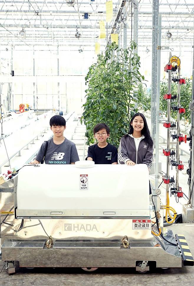 농사의 전 과정을 농업용 로봇에 맡기면 농민은 더 이상 노동자에 머무르지 않고, 농장의 경영자가 된다.
