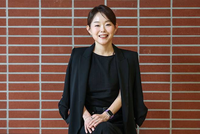 파이어족 유튜버 사이다언니가 5월 12일 서울 마포구 중앙일보를 찾았다. 2001년 월급 100만원의 작은 기업 직장인으로 사회생활을 시작한 그는, 일에 대한 열정으로 이직을 거듭해 억대 연봉의 외국계 대기업 부장으로 근무했다. 애정을 가졌던 일의 마지막을 스스로 선택하고 싶다는 생각으로 2024년 12월 31일 퇴사했다. 김성룡 기자.