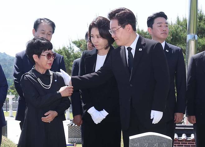 이재명 대통령이 5·18 민주묘지 내 박인배 열사 묘소를 참배한 뒤 누나 은숙 씨를 위로하고 있다. 청와대사진기자단