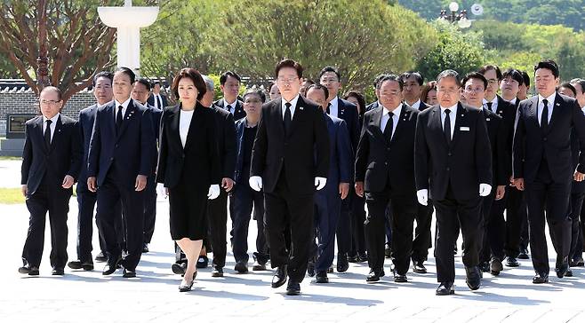 이재명 대통령과 김혜경 여사가 18일 광주 북구 5·18 민주묘지를 방문해 참배를 위해 추모탑으로 이동하고 있다. 청와대사진기자단