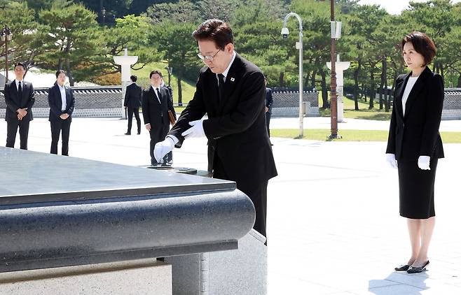 이재명 대통령이 18일 광주 북구 국립5·18민주묘지 민중항쟁추모탑에서 참배하고 있다. 청와대사진기자단