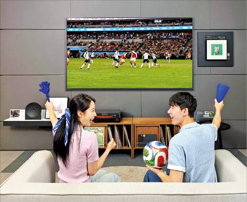 삼성전자 모델들이 AI TV로 축구경기를 시청하고 있다. 삼성전자 제공