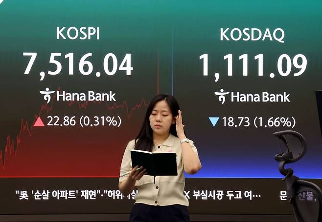 코스피가 극심한 변동성 끝에 7500선을 회복한 18일 오후 서울 중구 하나은행 딜링룸 현황판에 전장대비 22.86포인트(0.31%) 상승한 7,516.04를 나타내고 있다. 이날 코스닥은 코스닥은 전장대비 18.73포인트(1.66%) 하락한 1,111.09에 거래를 마쳤다. 2026.5.18/뉴스1