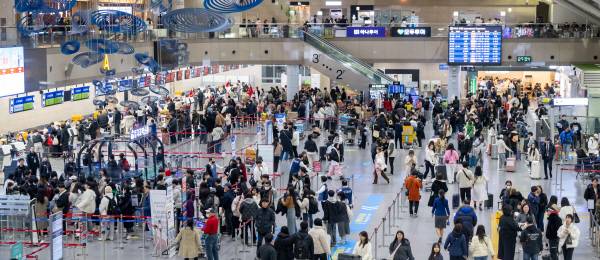 북적이는 김해공항. 국제신문DB