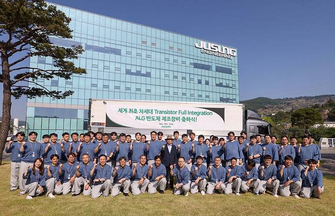 지난 16일 경기 광주시 주성엔지니어링 본사에서 황철주 회장(가운데)을 비롯한 임직원들이 원자층 성장 반도체 제조장비 출하식을 진행하고 있다.  주성엔지니어링