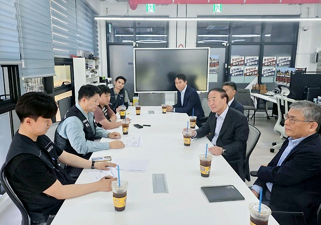 15일 전영현 대표이사 부회장(오른쪽 두 번째)을 비롯한 삼성전자 DS 부문 사장단이 경기도 삼성전자 평택 사업장을 방문해 초기업노조 최승호 위원장(왼쪽 두 번째) 등 노조 지도부와 면담하고 있다. [연합뉴스]