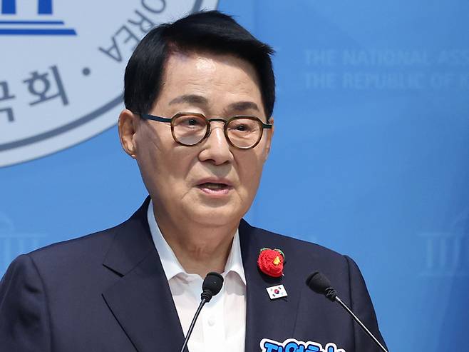 박지원 더불어민주당 의원이 국회 소통관에서 기자회견을 하고 있다. [사진출처=뉴스1]