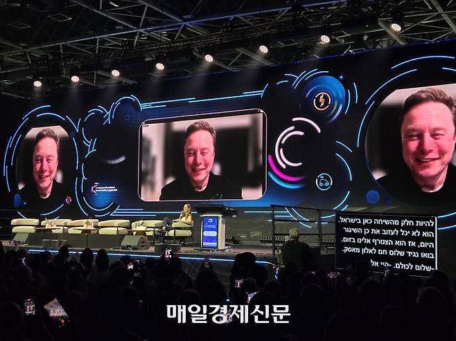 18일(현지시간) 이스라엘 텔아비브 엑스포에서 일론 머스크 테슬라 CEO(가운데)가 다니엘라 게라 마르갈리오트 이스라엘 교통부 혁신·스마트 모빌리티 담당 차관보와 세미나를 진행하고 있다. [한상헌 기자]