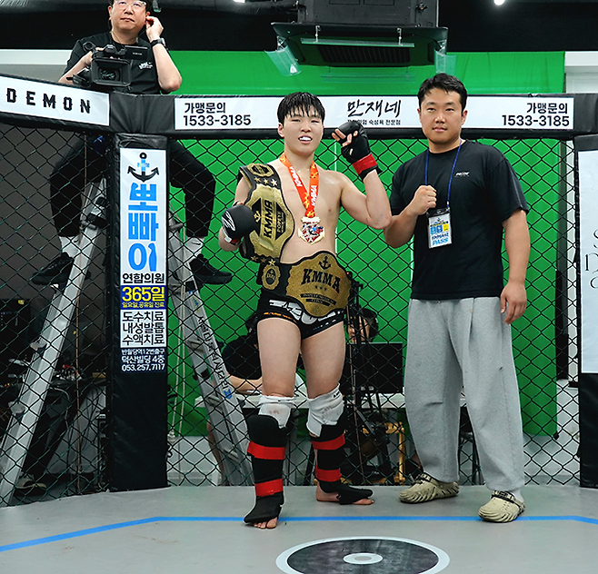 아마추어 종합격투기 단체 KMMA 페더급 챔피언 임유홍이 2026년 5월 라이트급 챔피언결정전에서 이겨 두 체급을 석권한 후 기념 촬영을 하고 있다. 프로대회 제우스FC 선수이기도 하다. 사진=스탠다드앤드프로그레스 스포츠에이전시 제공