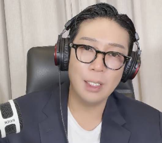 MC몽이 18일 틱톡 라이브 방송을 통해 성매매 의혹과 병역기피 의혹을 재차 해명했다. /사진=OSEN