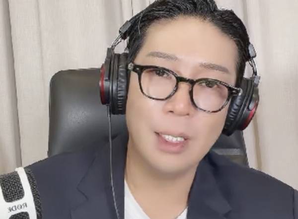 가수 겸 프로듀서 MC몽이 자신을 둘러싼 '불법 도박 의혹'을 반박하며 '바둑이'라는 도박 모임 멤버를 언급했다. 사진은 MC몽이 틱톡에서 라이브 방송을 하는 모습. /사진=틱톡 캡처