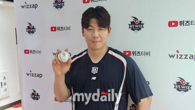 이정훈이 5월 17일 수원 KT위즈파크에서 생애 첫 끝내기 안타 기념구를 들고 웃고 있다./수원=김경현 기자
