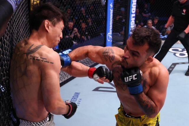 산토스(오른쪽)에게 공격을 허용하는 최두호. /UFC 제공
