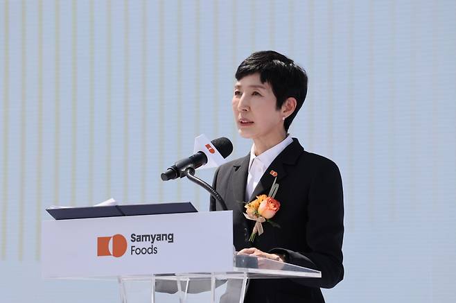 김정수 삼양식품 부회장이 지난해 경남 밀양시 부북면 나노융합국가산업단지에서 열린 ‘삼양식품 밀양 제2공장 준공식’에서 기념사하고 있다. [삼양식품 제공]
