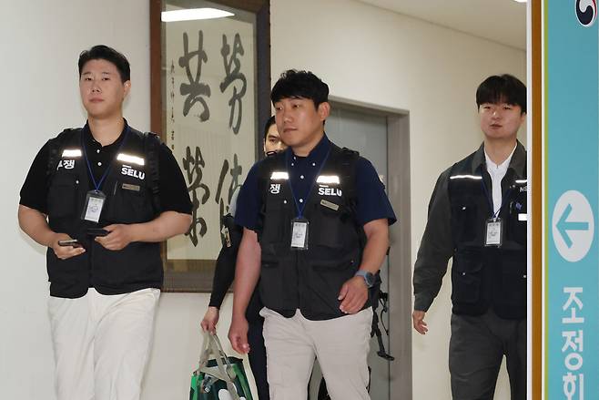 삼성그룹 초기업노동조합 삼성전자지부 최승호(왼쪽) 위원장이 18일 정부세종청사 중앙노동위원회에서 열리는 2차 사후조정 회의에 참석하고 있다. [연합]