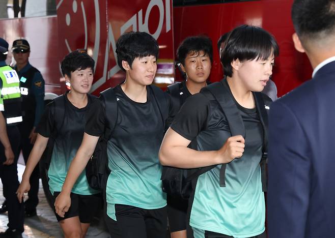 아시아축구연맹(AFC) 여자 챔피언스리그(AWCL) 4강 토너먼트에 출전하는 내고향여자축구단이 17일 경기도 수원시 한 호텔에서 나와 이동하고 있다. [연합]