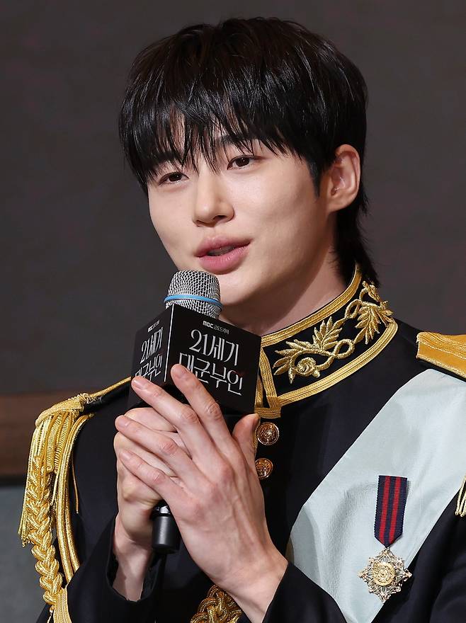배우 변우석이 6일 서울 강남구 조선팰리스호텔에서 열린 MBC 드라마 ‘21세기 대군부인’ 제작발표회에서 인사말을 하고 있다. [연합]