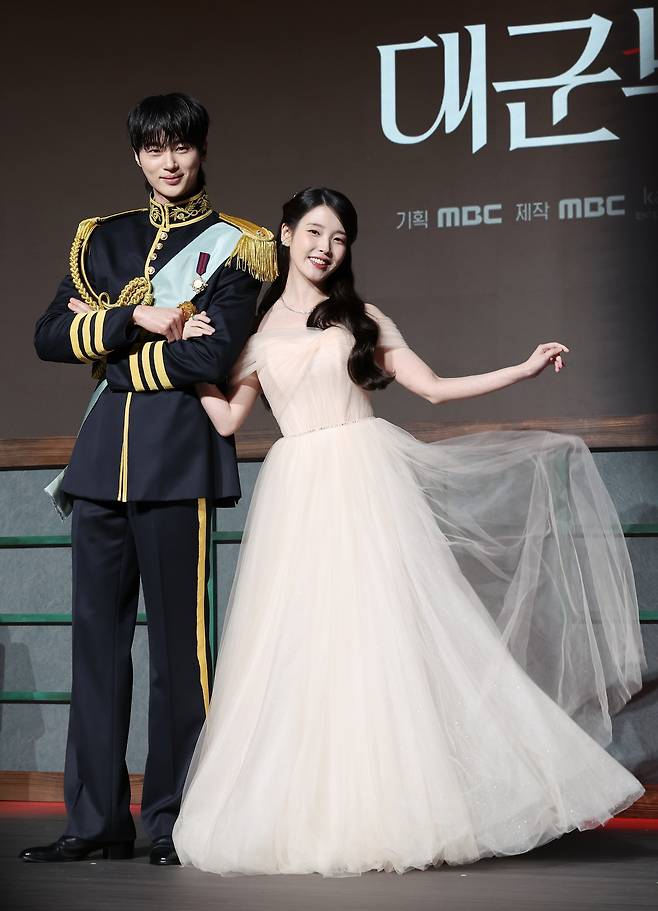 배우 변우석(왼쪽)과 아이유가 6일 서울 강남구 조선팰리스호텔에서 열린 MBC 드라마 ‘21세기 대군부인’ 제작발표회에서 포즈를 취하고 있다. [연합]
