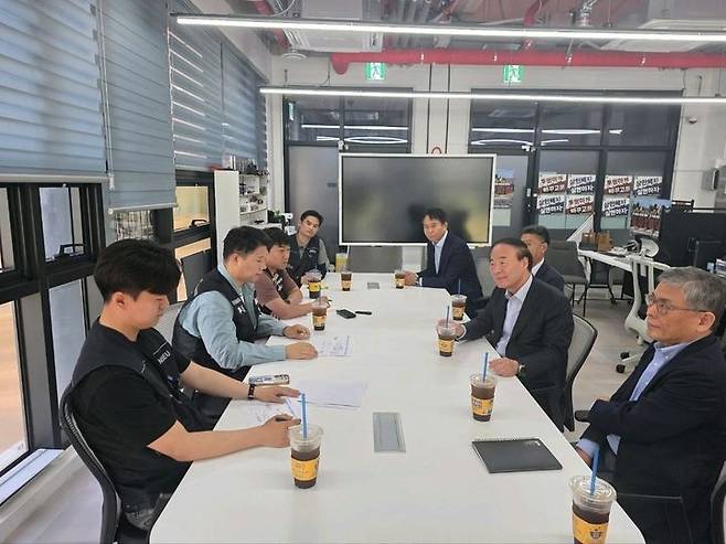 [서울=뉴시스]왼쪽 위부터 투쟁본부 정승원 국장, 이송이 부위원장, 최승호 위원장, 김재원 국장, 사진 오른쪽 위부터 삼성전자 박용인 사장, 한진만 사장, 전영현 부회장, 김용관 사장. (사진=삼성전자 초기업노조 제공). 2026.05.18. photo@newsis.com *재판매 및 DB 금지