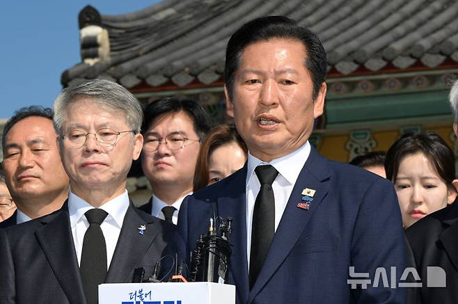 [광주=뉴시스] 박기웅 기자 = 정청래 더불어민주당 대표가 5·18민주화운동 46주기인 18일 오전 광주 북구 운정동 국립5·18민주묘지를 찾아 참배하고 민주의문 앞에서 기자회견을 하고 있다. 2026.05.18. pboxer@newsis.com