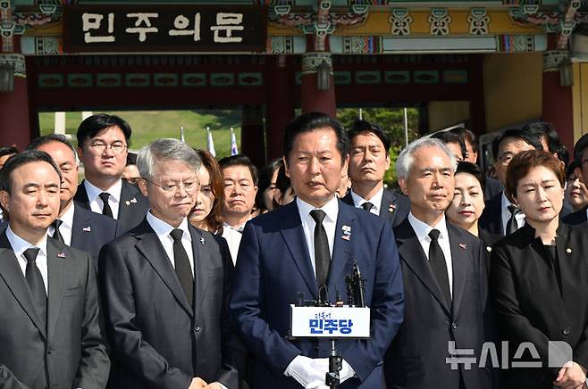[광주=뉴시스] 박기웅 기자 = 정청래 더불어민주당 대표가 5·18민주화운동 46주기인 18일 오전 광주 북구 운정동 국립5·18민주묘지를 찾아 참배하고 민주의문 앞에서 기자회견을 하고 있다. 2026.05.18. pboxer@newsis.com