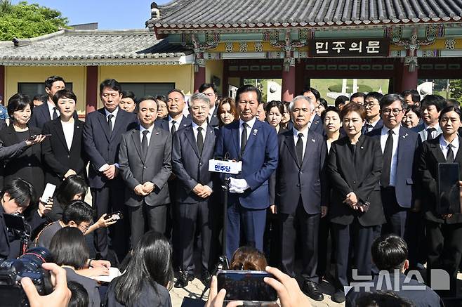[광주=뉴시스] 박기웅 기자 = 정청래 더불어민주당 대표가 5·18민주화운동 46주기인 18일 오전 광주 북구 운정동 국립5·18민주묘지를 찾아 참배하고 민주의문 앞에서 기자회견을 하고 있다. 2026.05.18. pboxer@newsis.com