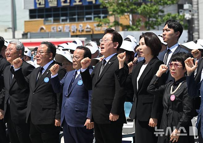 [광주=뉴시스] 광주전남사진기자단 = 이재명(가운데) 대통령이 18일 오전 광주 동구 5·18민주광장에서 열린 제46주년 5·18정부기념식에 참여해 '님을 위한 행진곡'을 제창하고 있다. 2026.05.18. photo@newsis.com