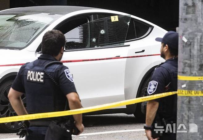 [시애틀=AP/뉴시스] 미국 텍사스주 오스틴에서 주말 사이 최소 10건의 무차별 총격 사건이 발생해 4명이 다친 가운데, 경찰이 10대 용의자 2명을 체포하고 나머지 1명을 추적 중이다.
