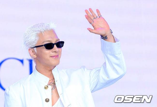 [OSEN=지형준 기자] 18일 서울 마포구 상암동 큐브컨벤션센터에서 가수 태양 정규 4집 'QUINTESSENCE(퀸테센스)’ 음감회가 열렸다.  ‘본질’ 혹은 ‘정수’라는 뜻을 지닌 앨범의 제목 'QUINTESSENCE’는 태양의 오랜 고민을 담은 단어로, 태양은 이번 앨범을 통해 자신만의 확고한 음악적 색채를 공고히 하는 동시에 더 깊고 넓은 세계로 확장을 꾀한다.  가수 태양이 포토타임을 하고 있다. 2026.05.18 /jpnews@osen.co.kr