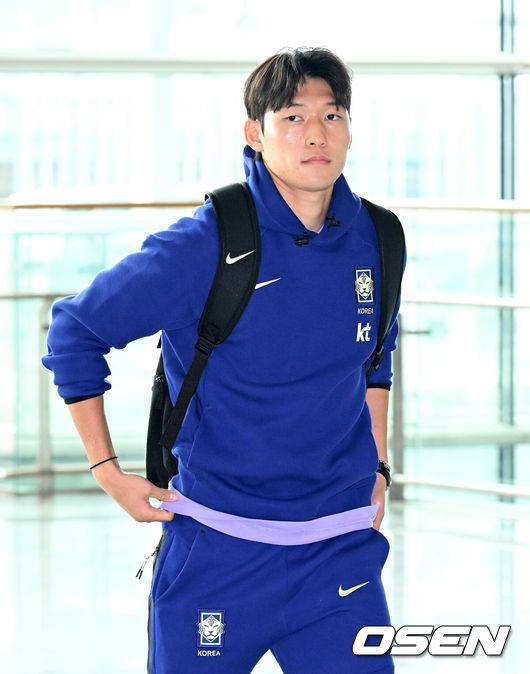 [OSEN=인천공항, 이대선 기자] 홍명보 감독이 이끄는 한국 축구 대표팀이 18일 오후 인천국제공항을 통해 사전 훈련 캠프가 차려지는 미국 유타주 솔트레이크시티로 출국했다.대표팀은 미국 솔트레이크시티에서 사전 캠프를 진행한 이후 6월 5일 과달라하라 베이스캠프로 이동해 본격적인 월드컵 준비에 돌입한다.배준호가 이동하고 있다. 2026.05.18 /sunday@osen.co.kr
