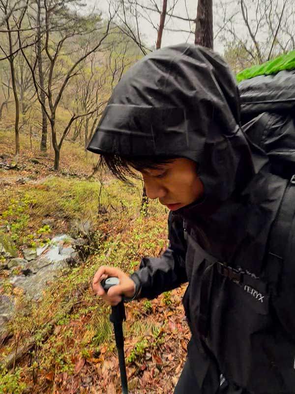 부산 백양산에서 무게 25kg 배낭을 메고 하중훈련 중인 필자.
