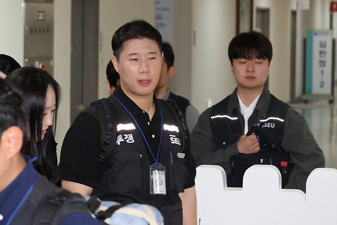 삼성그룹 초기업노동조합 삼성전자지부 최승호 위원장이 18일 정부세종청사 중앙노동위원회에서 열리는 2차 사후조정 회의에 참석하며 발언하고 있다. 정부가 긴급조정권 발동 가능성까지 시사한 가운데 열리는 이번 2차 사후조정은 총파업 예고일 사흘 앞두고 마지막 교섭이 될 전망이다. 연합뉴스