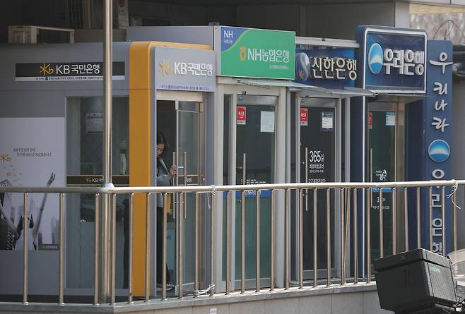 서울 시내에 설치된 시중은행 ATM 기기의 모습. 뉴스1