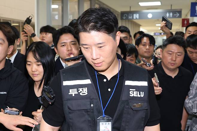삼성그룹 초기업노동조합 삼성전자지부 최승호 위원장이 18일 정부세종청사 중앙노동위원회에서 열린 2차 사후조정 오전 회의가 끝난 뒤 식사장소로 이동하며 취재진의 질문을 받고 있다. ⓒ 연합뉴스