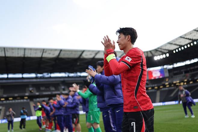 축구국가대표팀 주장 손흥민이 3월 영국서 열린 코트디부아르와 친선전을 마친 뒤 관중에게 인사하고 있다. 사진제공|대한축구협회