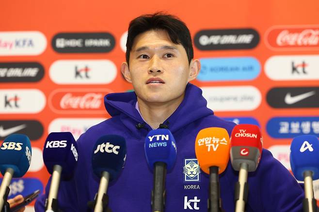 축구국가대표팀 이동경이 18일 인천국제공항을 통해 미국으로 출국하기 전 취재진의 질문에 답하고 있다. 인천국제공항｜뉴시스
