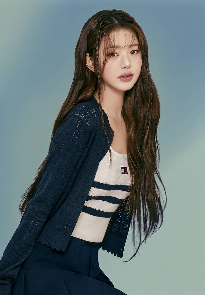 화보 촬영을 하고 있는 아이브 멤버 장원영. 타미 진스 제공