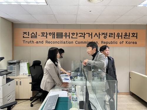 "진상규명 해주세요" 조윤환 고아권익연대 대표는 "제천의 A아동양육시설을 포함한 아동집단수용시설에서 국가폭력을 당한 피해 생존자들의 진상규명 신청서를 취합해 진화위에 제출했다"고 밝혔다.
[본인 제공 사진]