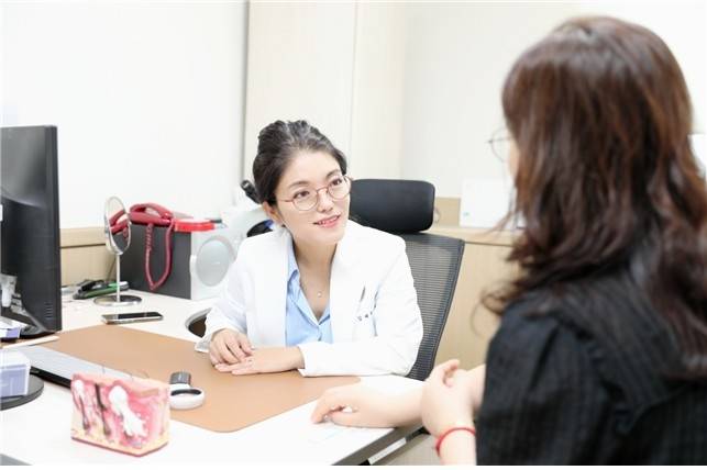 김혜원 한림대강남성심병원 난치성가려움증센터장(왼쪽)이 만성가려움증 환자를 진료하는 모습 [한림대강남성심병원 제공]