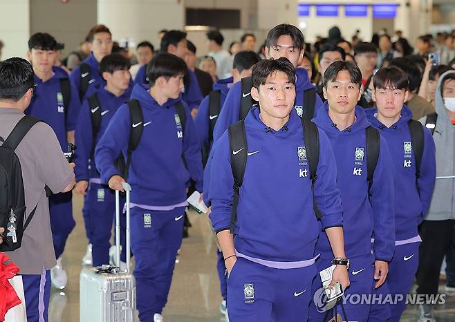 출국하는 축구 국가대표팀 (영종도=연합뉴스) 류영석 기자 = 2026 북중미 월드컵에 출전하는 축구 국가대표팀 선수들이 18일 사전 훈련 캠프가 차려지는 미국 유타주 솔트레이크시티로 출국하기 위해 인천국제공항 제2여객터미널에서 이동하고 있다. 2026.5.18 ondol@yna.co.kr