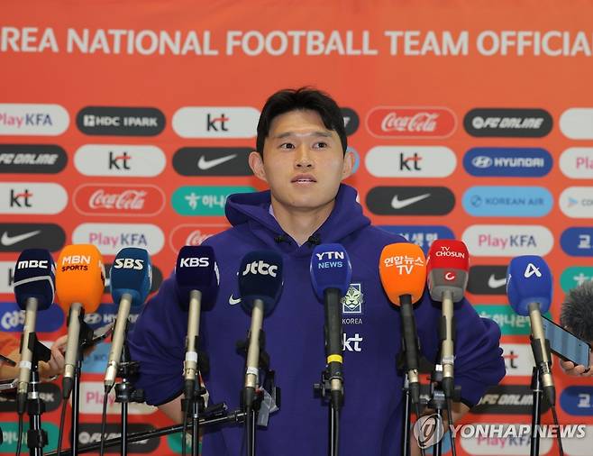 취재진 질문 답하는 축구 국가대표팀 이동경 (영종도=연합뉴스) 류영석 기자 = 2026 북중미 월드컵에 출전하는 축구 국가대표팀 이동경이 18일 인천국제공항 제2여객터미널에서 사전 훈련 캠프가 열리는 미국 유타주 솔트레이크시티로 출국하기 전 취재진 질문에 답하고 있다. 2026.5.18 ondol@yna.co.kr