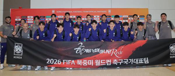 2026 북중미 월드컵에 출전하는 축구 국가대표팀 선수들이 18일 사전 훈련 캠프가 차려지는 미국 유타주 솔트레이크시티로 출국하기 전 인천국제공항 제2여객터미널에서 기념촬영을 하고 있다. 2026.5.18 /연합뉴스