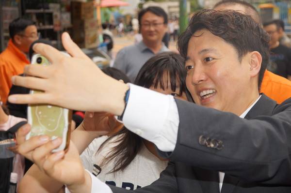 개혁신당 이준석 대표가 19일 인천 옥련시장에서 학생들과 사진을 찍고 있다 2026.05.19 [사진 = 이장원 기자]