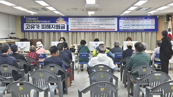 태안군은 18일 고유가 피해지원금 2차 신청 첫날 오후 5시 기준 전체 2차 대상자 43805명 중 5632명에게 지원금이 지급돼 12.9%의 지급률을 기록했하는 등 군민들의 발길이 이어지고 있다.(사진=태안군 제공)
