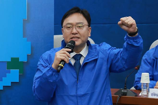 더불어민주당 조상호 세종시장 후보가 지난 4월 23일 국회에서 열린 민주당 광역단체장 후보 연석회의에 참석해 선거 지역에 퍼즐을 붙이는 퍼포먼스를 한 뒤 각오를 말하고 있다. 2026.4.23 사진=연합뉴스.