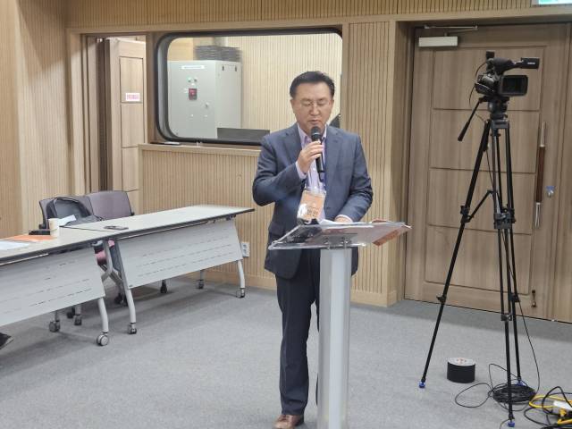 사회를 맡은 공주시언론인협회 이병인 회장이 인사말을 하고 있다.사진=김익환 기자