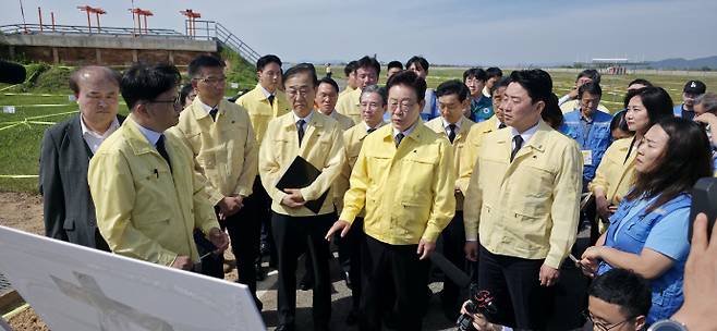 이재명 대통령, 무안공항 참사현장 방문이재명 대통령이 지난 18일 전남 무안국제공항 제주항공 참사 유해 수습현장에서 진행상황 설명을 듣고 있다. /광주전남사진기자단