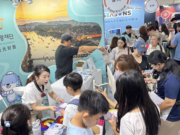 진주문화관광재단이 15일부터 3일간 대만 타이베이 화산1914에서 한국관광공사가 개최한 'K-관광 로드쇼'에 참여해 진주관광 홍보 부스를 운영했다. / 진주문화관광재단
