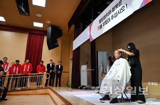 ▲ 서범수 국민의힘 국회의원이 18일 울산 울주군 범서읍 울주중부종합복지타운에서 삭발식을 갖고 있다. 김동수기자 dskim@ksilbo.co.kr